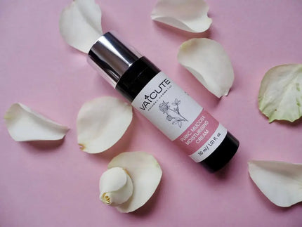 Naisten limakalvojen kosteutusvoide apilan kasviestrogeeneilla, ruusunlehtien ympäröimänä – suomalainen luonnonkosmetiikka