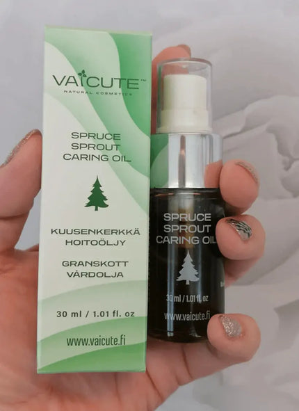 Vaicute kuusenkerkkäöljypullo naisen kädessä