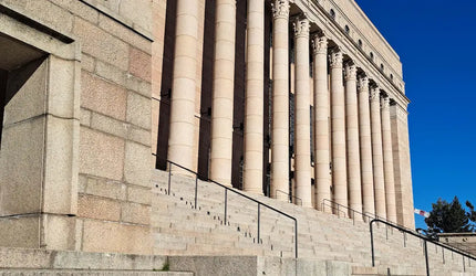 Eduskuntatalon portaita ja pylväitä