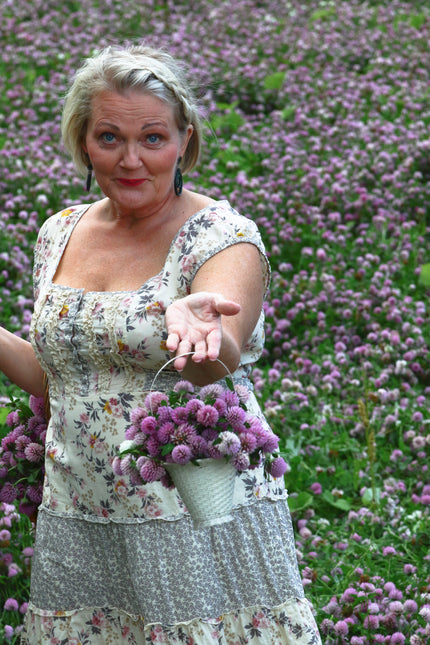 Nainen ja puna-apilapelto. Suomalainen puna-apila on hyvä kasviestrogeenien lähde, kertoo lääkäri Raisa Mäkäräinen. Hän on kehittänyt naisen häpyalueen limakalvoja kosteuttavan Vaicute-voiteen.