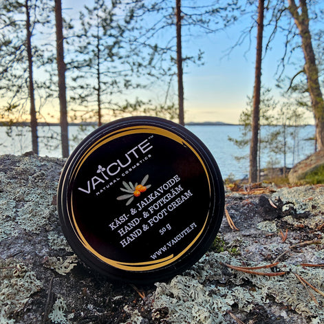 Yhteispakkaus: Kuusenkerkkä hoitoöljy (20 ml) ja Tyrni Käsi- & jalkavoide (50 g)