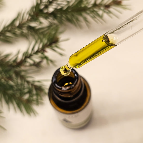 Vaicute kuusenkerkkähoitoöljy tippapullossa, suomalaista luonnonkosmetiikkaa